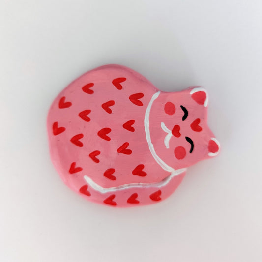 Keramikfigur #050: Lyserød kat med røde hjerter (Unika køleskabsmagnet) Nymaane