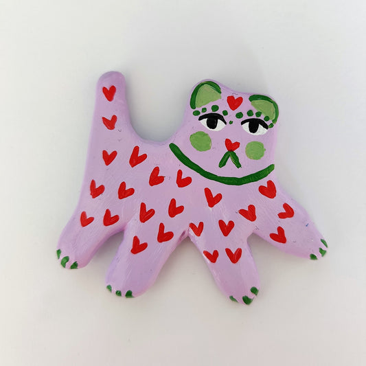 Keramikfigur #056: Lys lilla tiger med røde hjerter (Unika køleskabsmagnet)