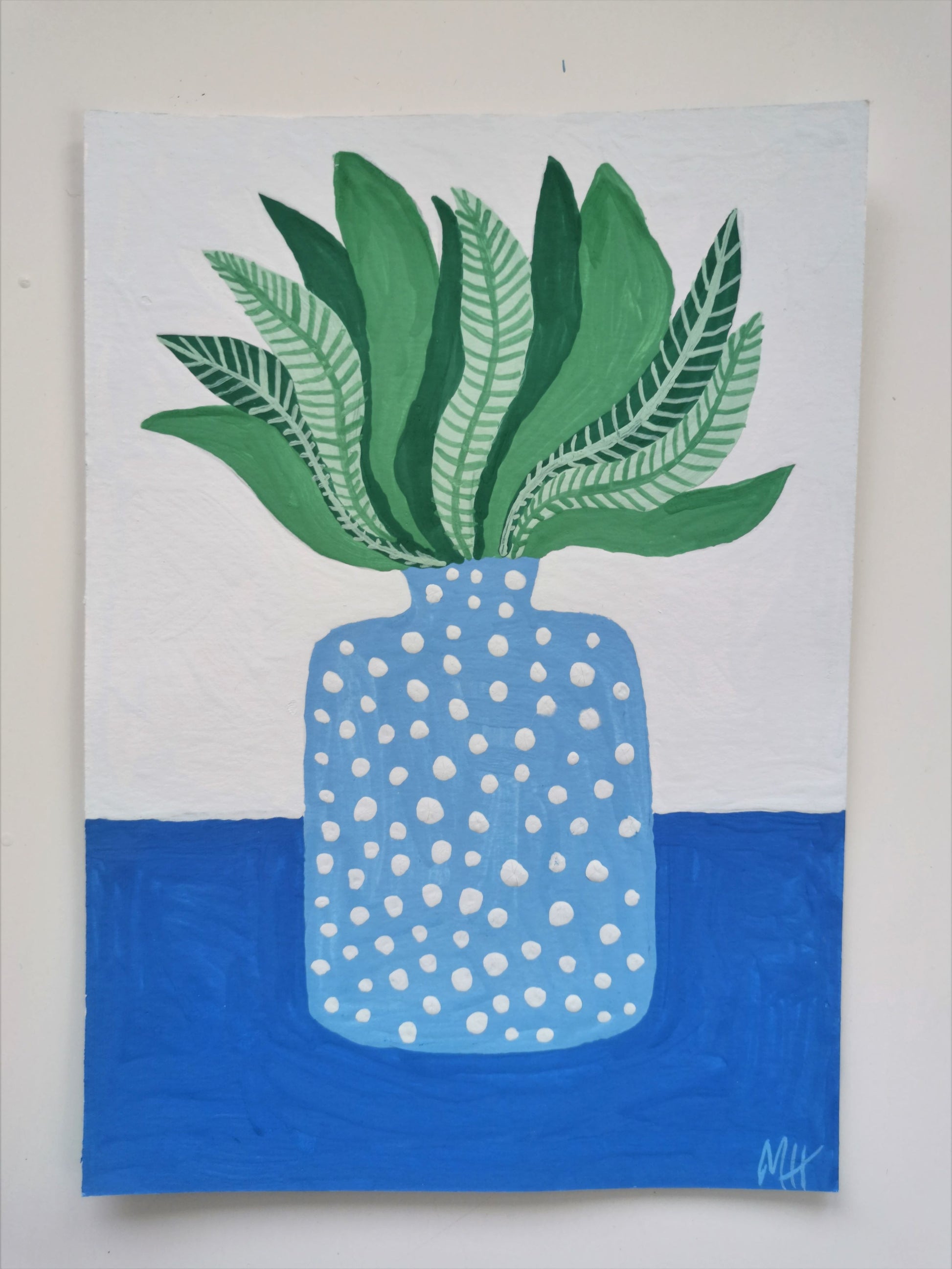 Plante på blåt bord - Originalt gouache-maleri på akvarelpapir inklusiv egetræsramme (A5: 14.8 x 21 cm) Nymaane