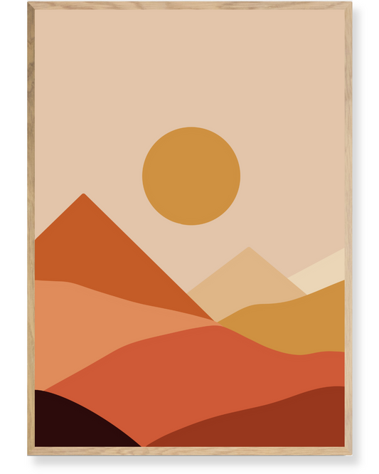 Minimalistisk bjerglandskab i rødbrune nuancer med en stor gul sol