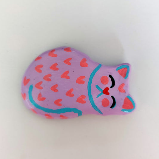 Keramikfigur #036: Lys lilla kat med lyserøde hjerter (Unika køleskabsmagnet) Nymaane