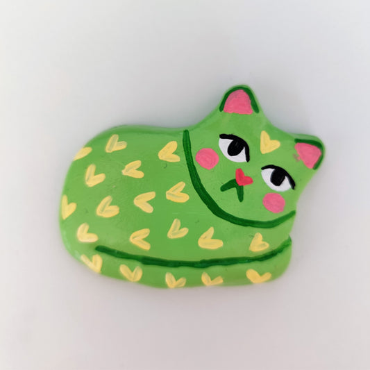 Keramikfigur #037: Grøn kat med gule hjerter (Unika køleskabsmagnet) Nymaane