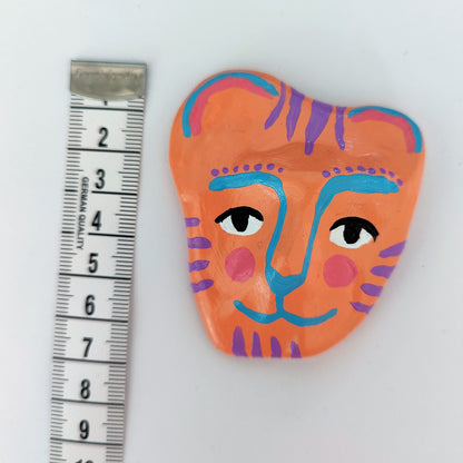 Keramikfigur #038: Orange tiger med lilla striber (Unika køleskabsmagnet) Nymaane