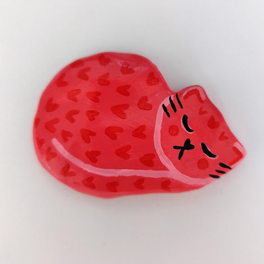 Keramikfigur #041: Rød kat med røde hjerter (Unika køleskabsmagnet) Nymaane