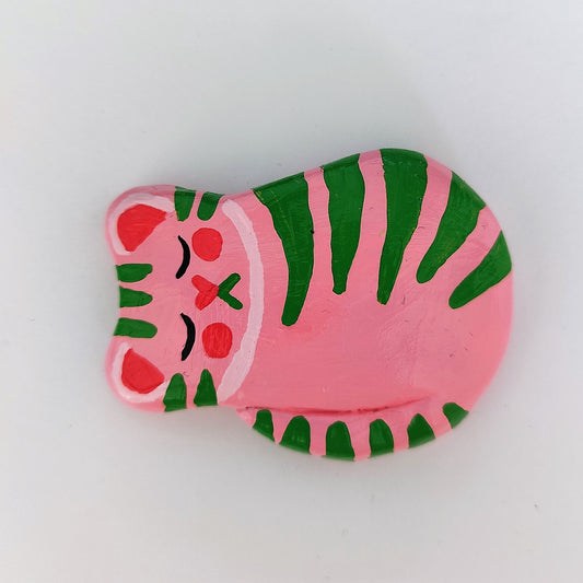 Keramikfigur #042: Lyserød kat med grønne striber (Unika køleskabsmagnet) Nymaane