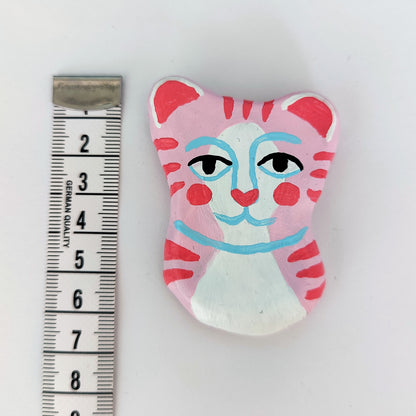 Keramikfigur #047: Lyserød tiger med pink striber (Unika køleskabsmagnet) Nymaane