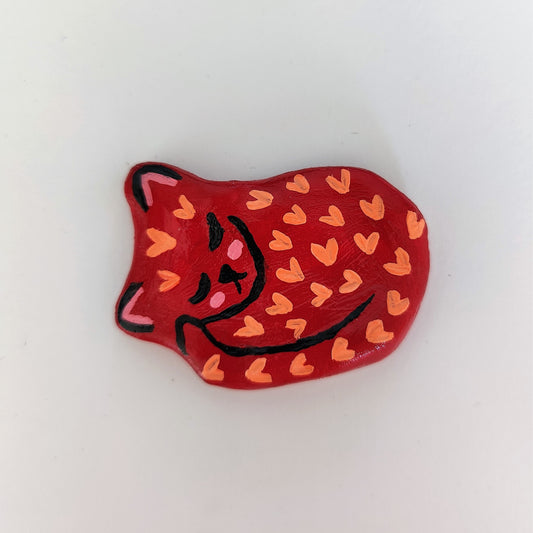 Keramikfigur #049: Mørk rød kat med ferskenfarvede hjerter (Unika køleskabsmagnet) Nymaane