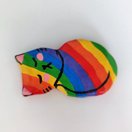 Keramikfigur #052: Regnbuefarvet sovende kat (Unika køleskabsmagnet) Nymaane
