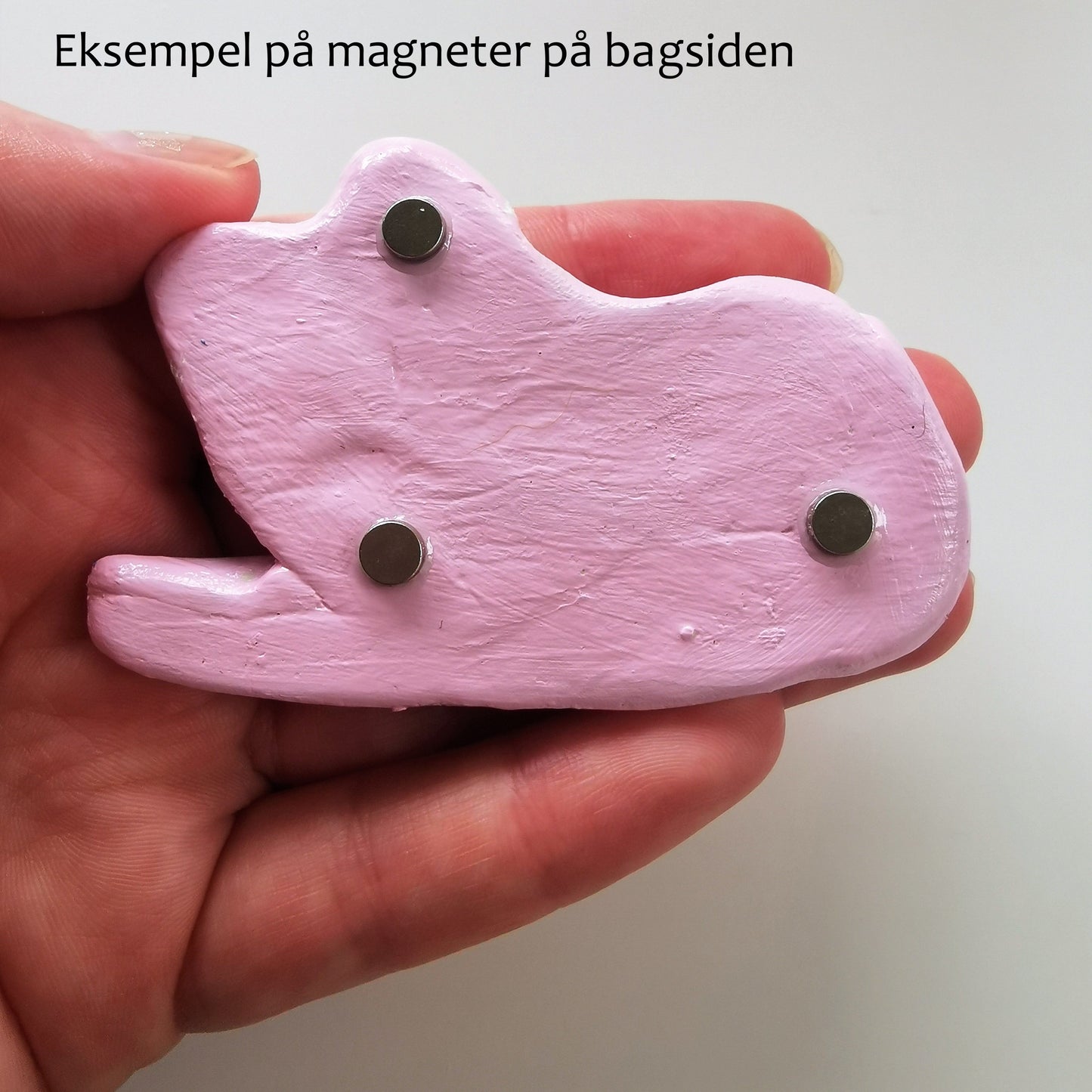 Keramikfigur #026: Lyserød tiger med pink hjerter (Unika køleskabsmagnet) Nymaane